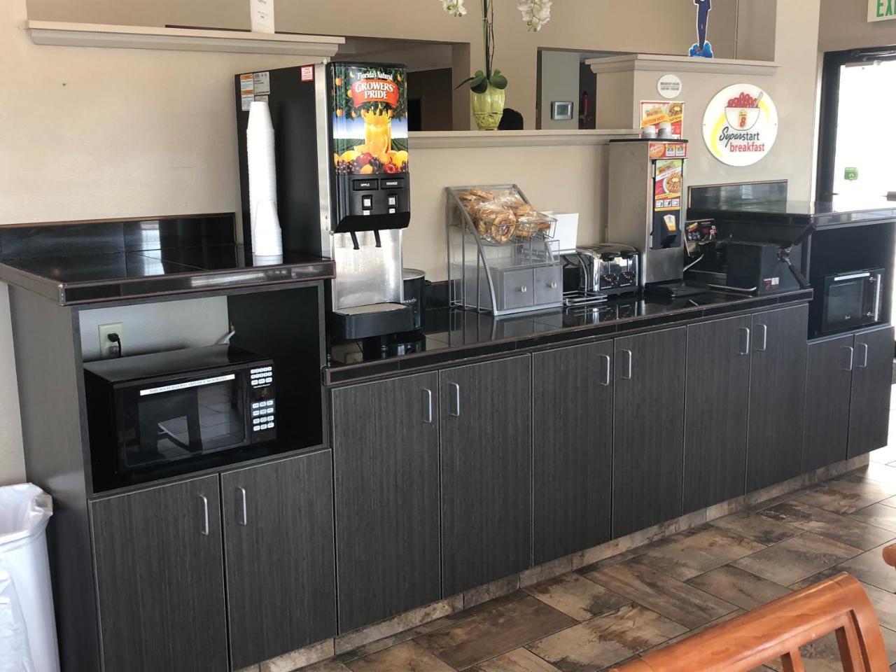 מלון Super 8 By Wyndham פוקטלו מראה חיצוני תמונה